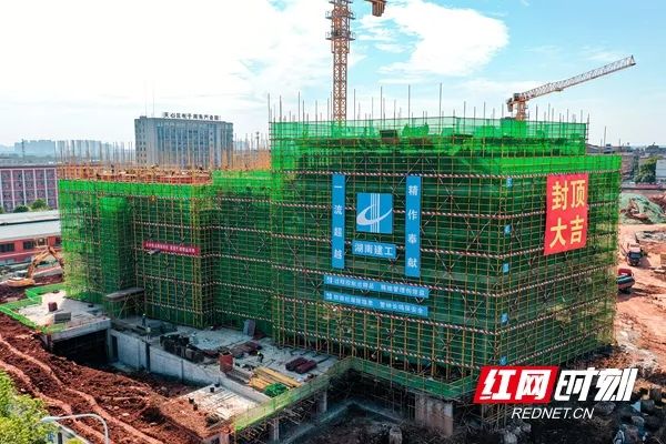 “风”起“云”涌大城南！天心经开区天心数谷一期首栋楼顺利封顶
