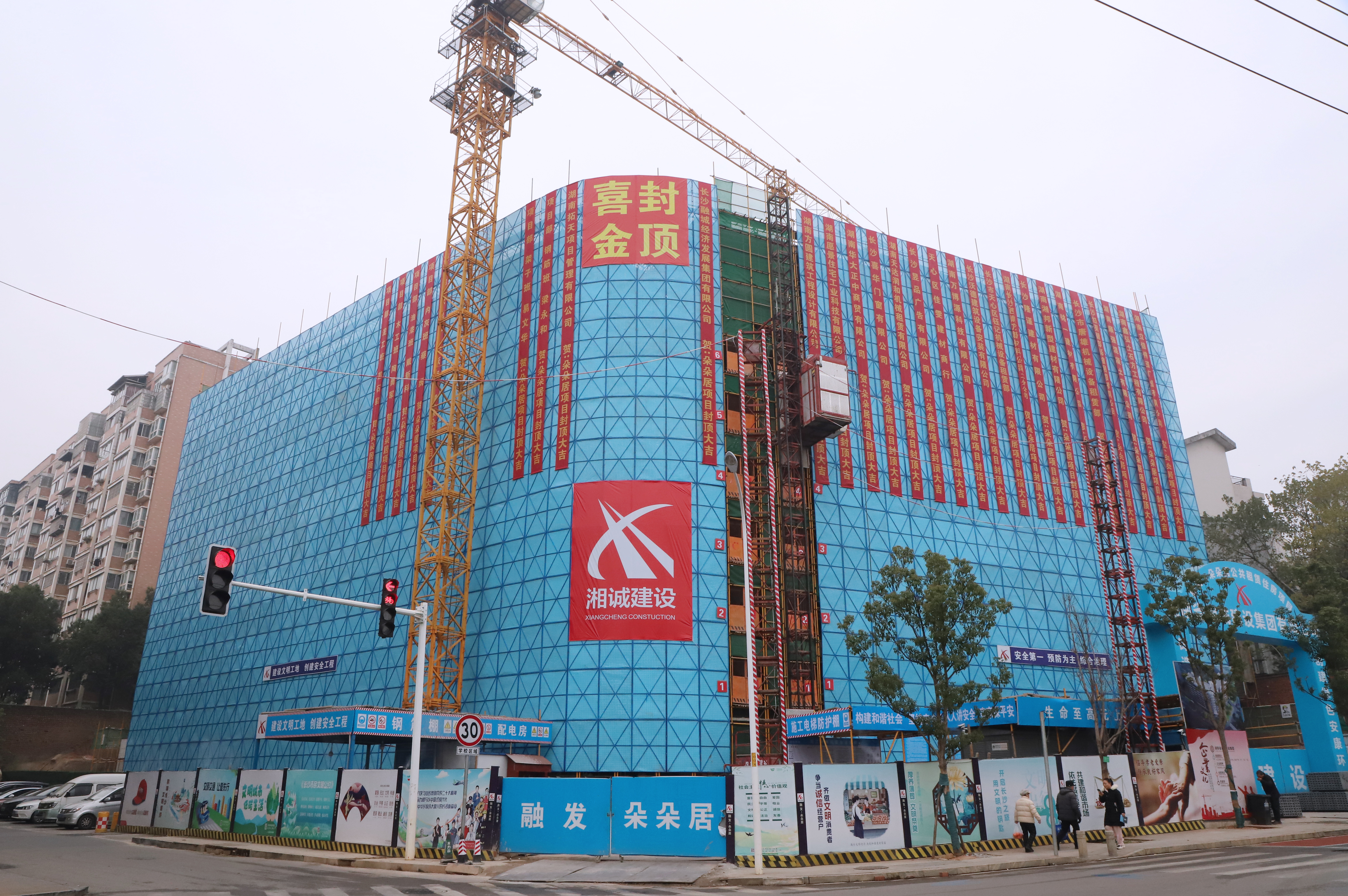 融发·朵朵居公共租赁住房项目主体结构顺利封顶！